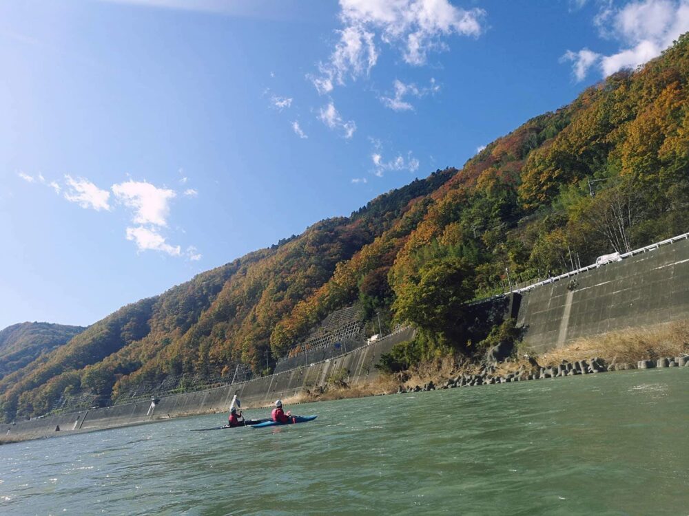 紅葉の富士川をカヤックで下る